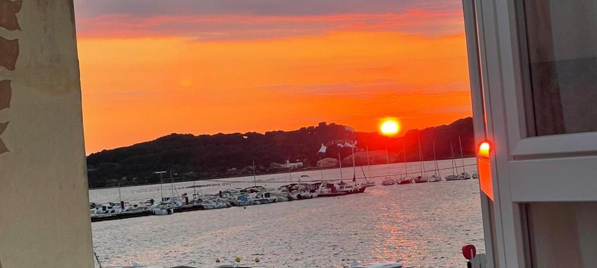 Appartement Bel Sur Le Port Du Brusc Avec Sa Place De Parking Privative.